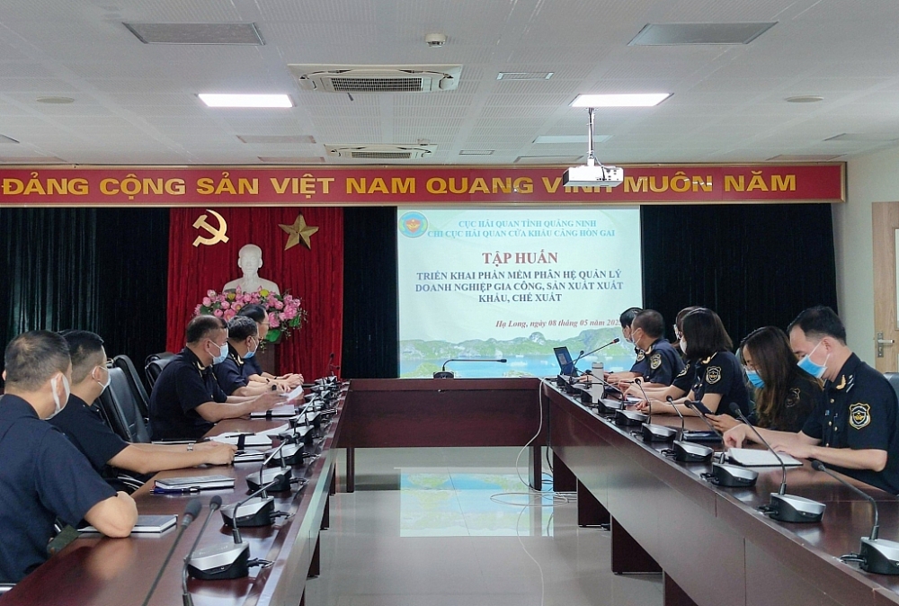 Công chức Chi cục Hải quan cửa khẩu cảng Hòn Gai tham gia lớp tập huấn.