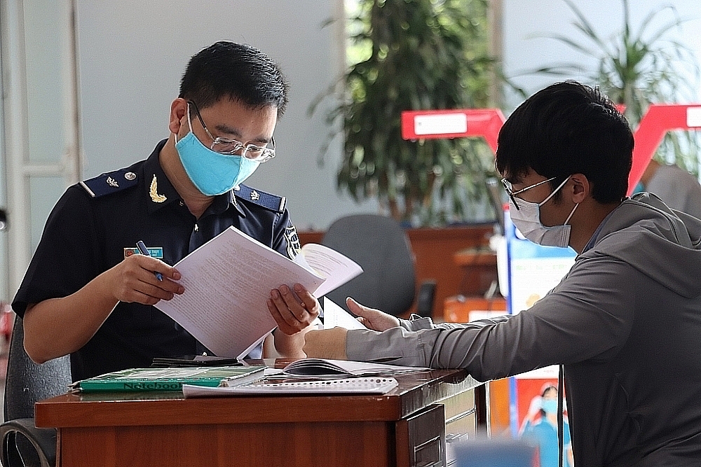 Công chức Chi cục Hải quan quản lý các khu công nghiệp Bắc Giang hướng dẫn thủ tục cho doanh nghiệp. Ảnh: Q.H