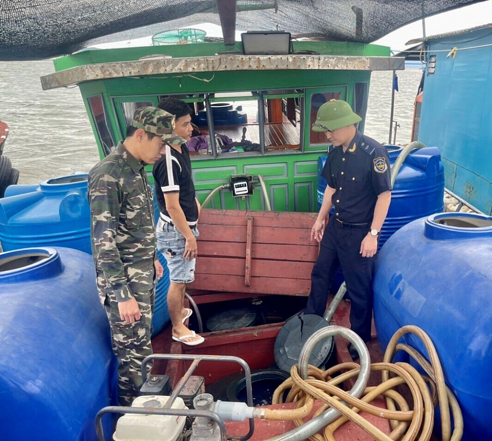 Lực lượng chức năng phối hợp kiểm tra phương tiện vi phạm.