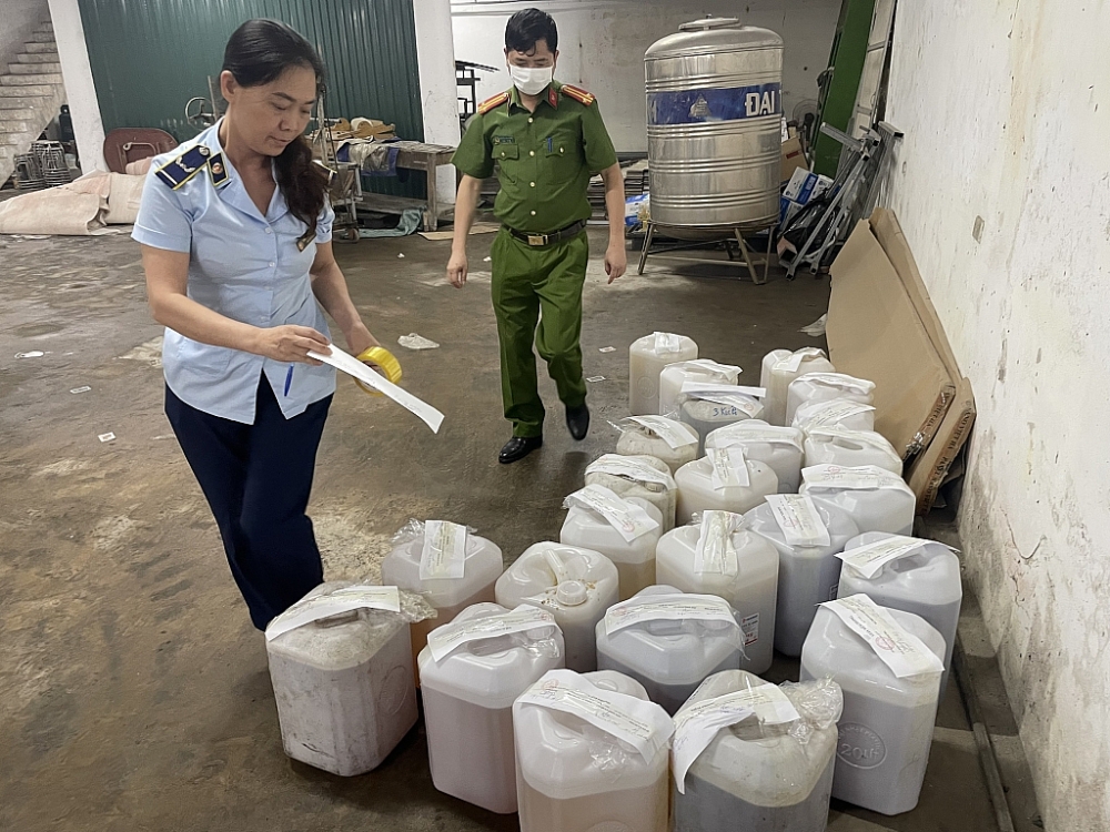 Đội QLTT số 25 kiểm tra nhà hàng Sơn Dương, phát hiện cơ sở này đang kinh doanh 480 lít rượu trắng thủ công không rõ nguồn gốc xuất xứ