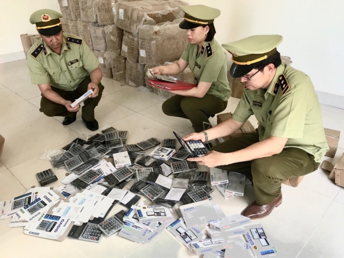 Đường dây nóng tiếp nhận hơn 700 tin tố giác bán hàng kém chất lượng