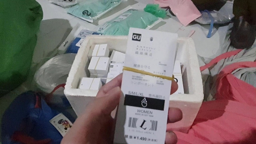 Hà Nội: Lật tẩy cơ sở sản xuất áo chống nắng giả mạo nhãn hiện GU