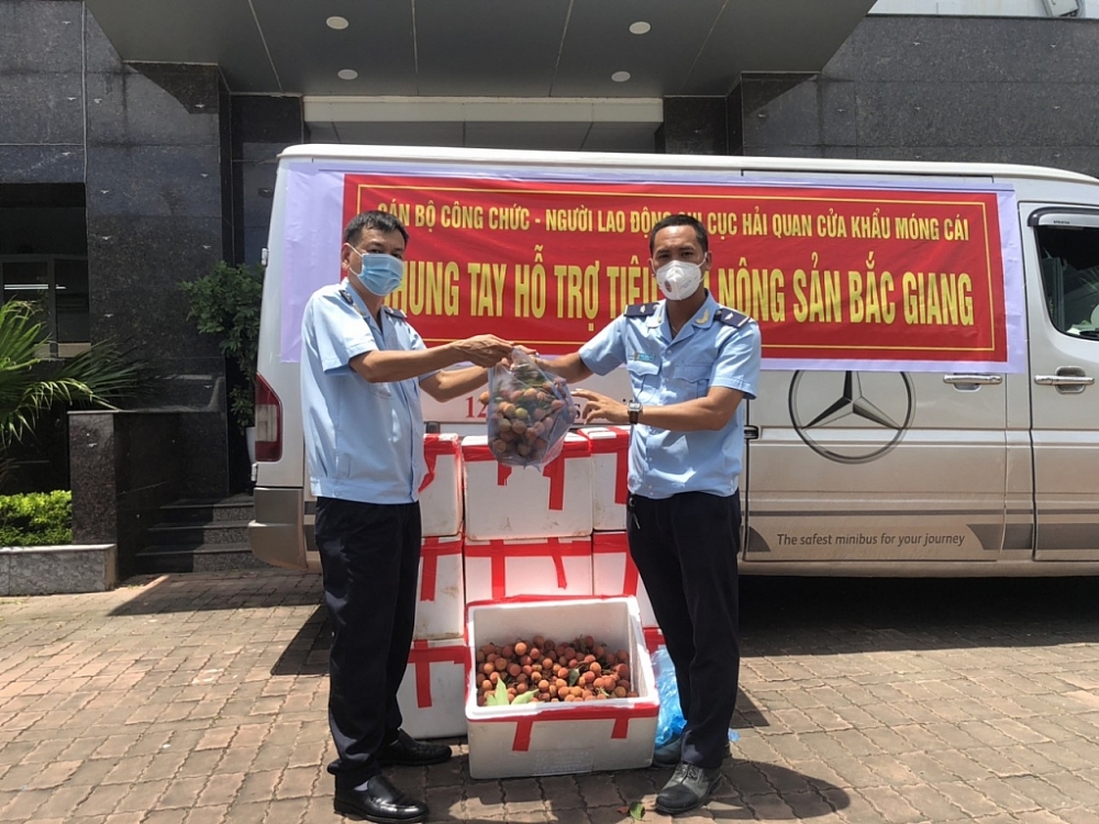 Cán bộ, công chức Chi cục Hải quan cửa khẩu Móng Cái hưởng ứng chương trình hỗ trợ tiêu thụ nông sản Bắc Giang.