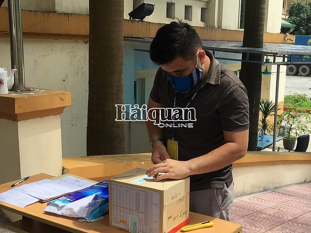 Chi cục bố trí bàn tiếp nhận hồ sơ của doanh nghiệp đến liên hệ công tác. Chi cục bố trí bàn tiếp nhận hồ sơ của doanh nghiệp đến liên hệ công tác.