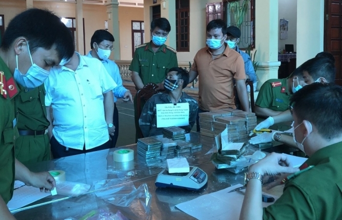 Hải quan Điện Biên nhận Thư khen của Bộ Công an về thành tích bắt ma túy