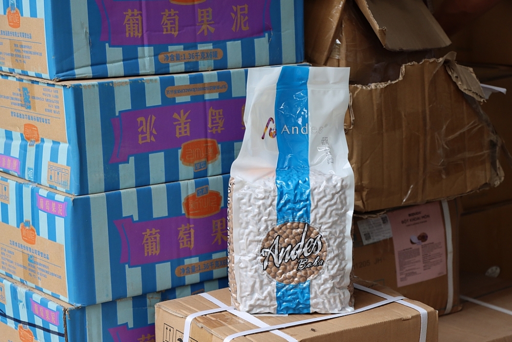 Hà Nội: Thu giữ hàng tấn trân châu, siro, bột pha trà sữa... có dấu hiệu nhập lậu