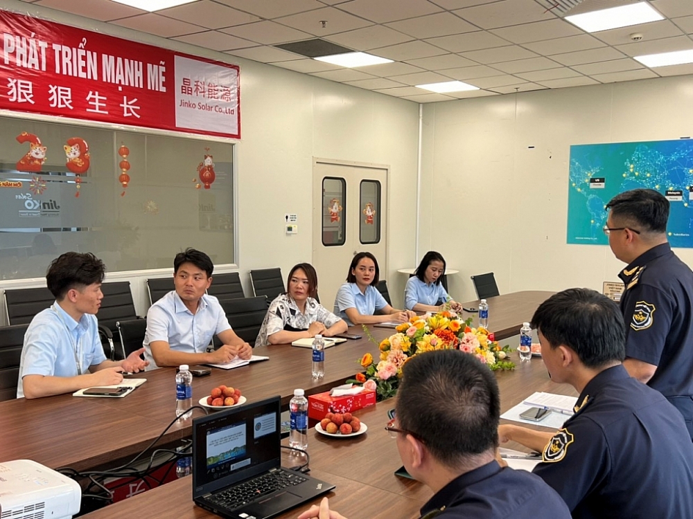 Đoàn công tác của Cục Hải quan Quảng Ninh làm việc với doanh nghiệp.