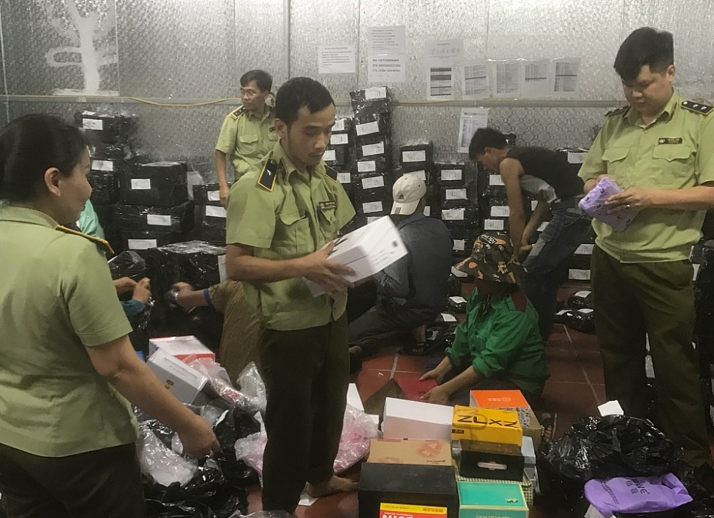 Cận cảnh khám xét kho chứa hàng nhập lậu cực lớn tại Lào Cai
