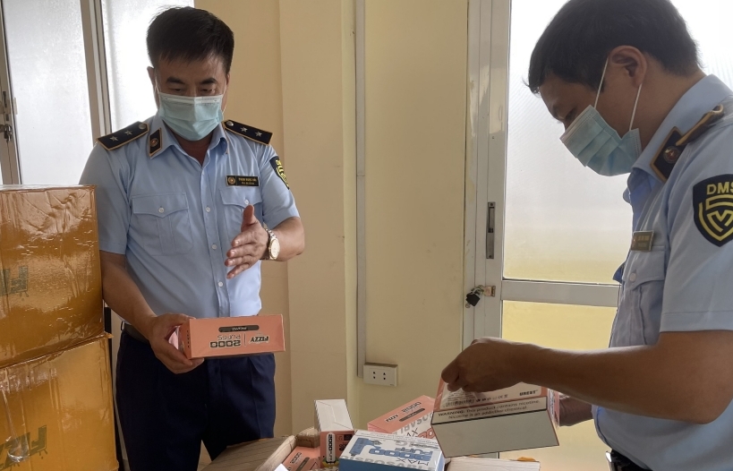 Đột kích cở sở kinh doanh 15.000 sản phẩm thuốc lá điện tử nhập lậu tại Hà Nội