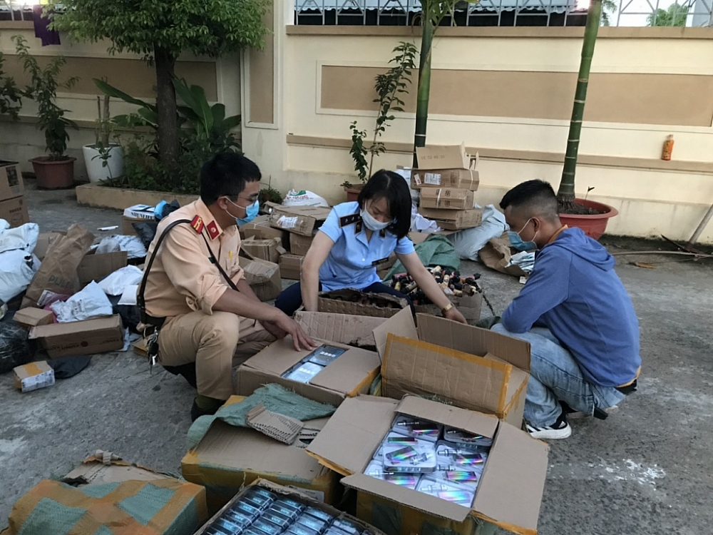 Lực lượng chức năng trên địa bàn Quảng Ninh kiểm tra thuốc lá điện tử.