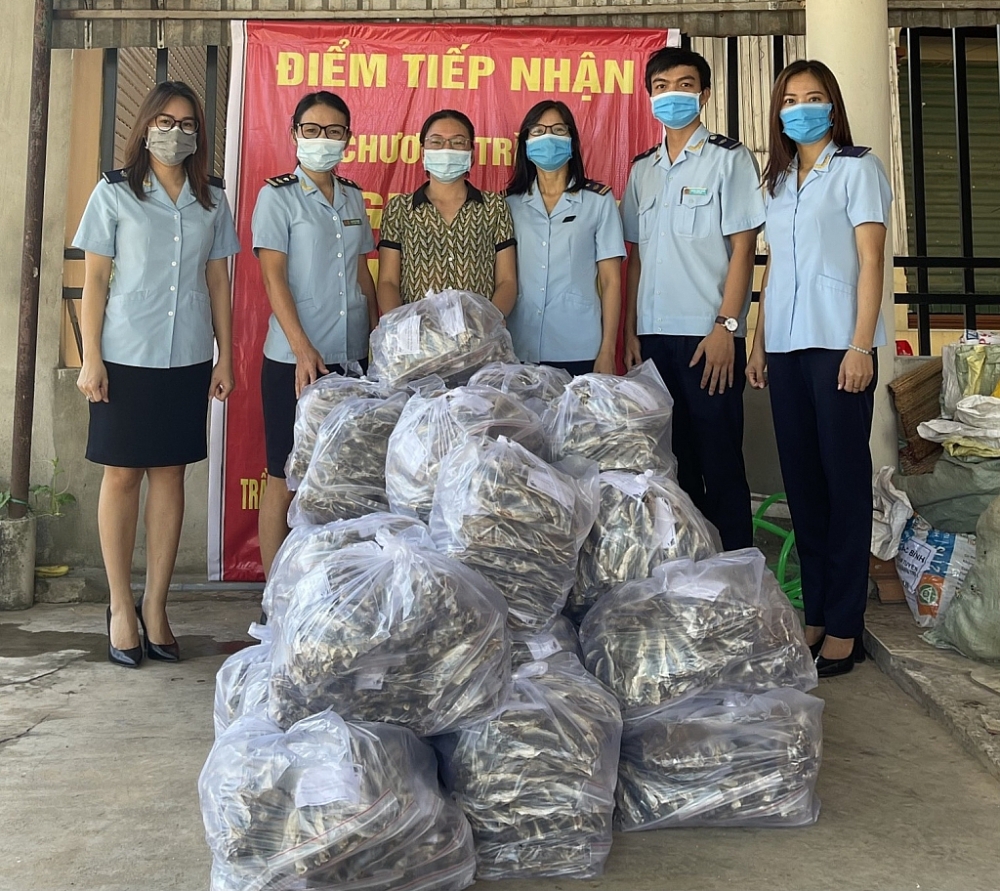 Ban nữ công Cục Hải quan Quảng Trị bàn giao 100 kg cá khô cho đại diện Ủy ban mặt trận Tổ quốc Việt Nam tỉnh Quảng Trị.