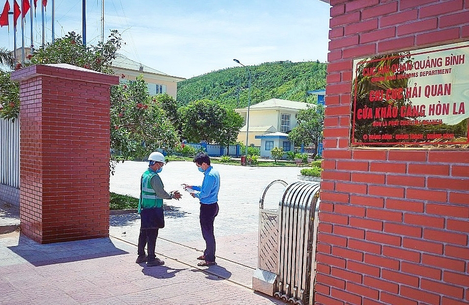 Hải quan Quảng Bình đảm bảo 2/3 quân số để giải quyết thủ tục cho doanh nghiệp Hải quan Quảng Bình đảm bảo 2/3 quân số để giải quyết thủ tục cho doanh nghiệp