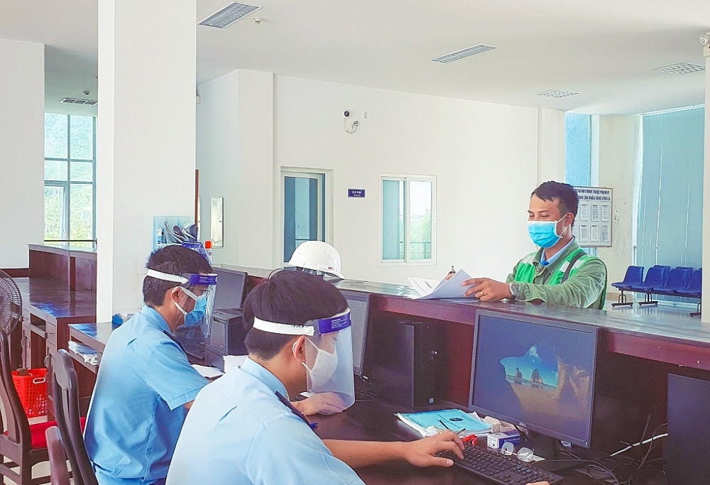 Hải quan Quảng Bình đảm bảo 2/3 quân số để giải quyết thủ tục cho doanh nghiệp Hải quan Quảng Bình đảm bảo 2/3 quân số để giải quyết thủ tục cho doanh nghiệp