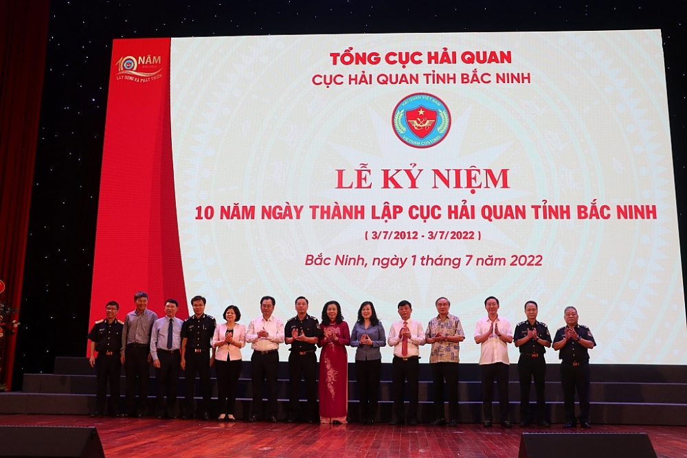 Các đại biểu tham dự buổi lễ chụp ảnh lưu niệm với tập thể lãnh đạo Cục Hải quan Bắc Ninh. Ảnh: Q.H