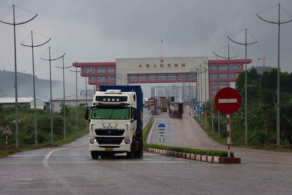 Hoạt động xuất nhập khẩu hàng hóa qua cầu Bắc Luân II. Ảnh: Quang Hùng