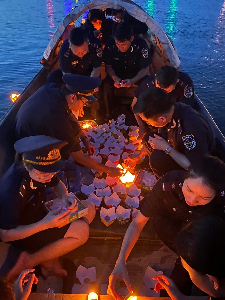 Các đoàn viên Cục Hải quan Quảng Trị thả hoa đăng trên sông Thạch Hãn.