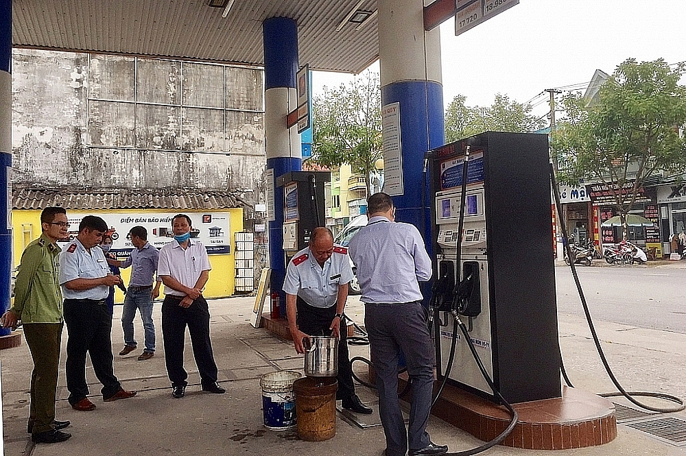 Đoàn Thanh tra liên ngành tỉnh Quảng Ninh kiểm tra cửa hàng kinh doanh xăng dầu.