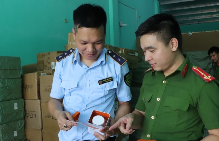 "Phá" kho chứa hơn 20 tấn nước hoa, mỹ phẩm nghi nhập lậu tại Bắc Ninh