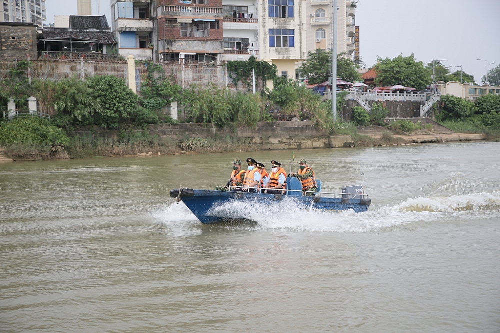 Lực lượng Hải quan-Biên phòng cưả khẩu quóc tế Móng Cái phối hợp tuần tra, kiểm soát trên sông Ka Long.