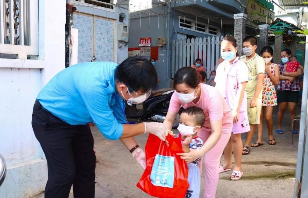 Thanh niên Cục Quản lý rủi ro và  Cục Hải quan TP Hồ Chí Minh chung tay hỗ trợ người dân nơi “tâm dịch”