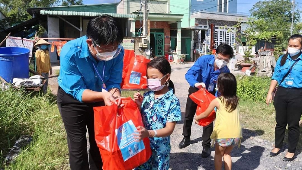 Đại diện Đoàn thah niên 2 đơn vị trao quà cho các em nhỏ.