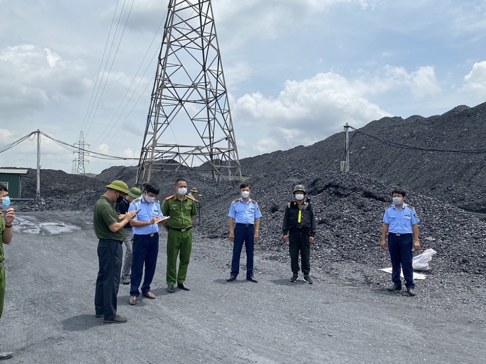 Lực lượng chức năng phối hợp kiểm tra các cơ sở kinh doanh than.