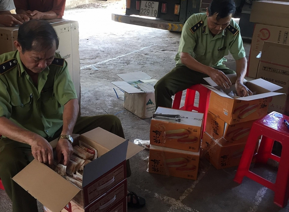 Chặn đứng xe tải chở hơn 3.000 chiếc bánh không rõ nguồn gốc chan dung xe tai cho hon 3000 chiec banh khong ro nguon goc