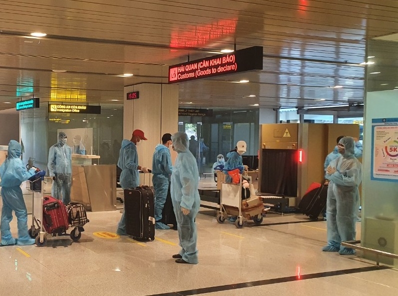 Hình ảnh công chức Hải quan sân bay Vân Đồn đón chuyến bay “Hộ chiếu vắc xin”