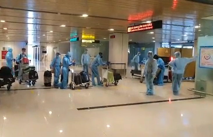 Hình ảnh công chức Hải quan sân bay Vân Đồn đón chuyến bay “Hộ chiếu vắc xin”