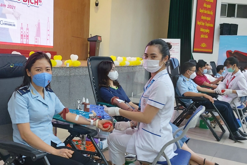 Thanh niên Hải quan tham gia hiến máu, hỗ trợ bệnh nhân Covid-19