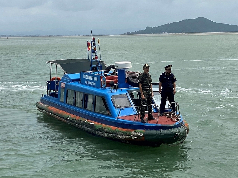 Lực lượng kiểm soát Hải quan Quảng Ninh tuần tra, kiểm soát trên biển.