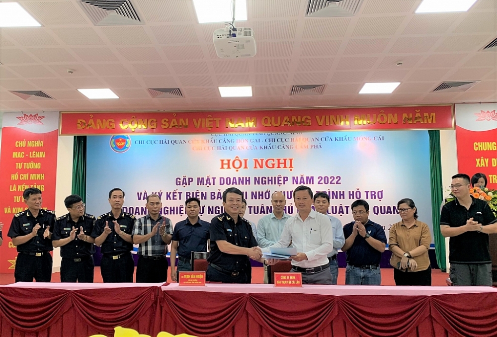 Lãnh đạo Cục Hải quan Quảng Ninh ký kết biên bản ghi nhớ với các doanh nghiệp.