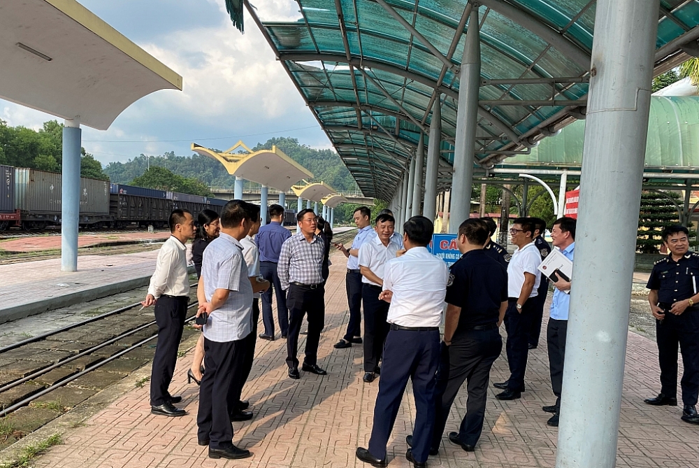Đoàn công tác của Cục Hải quan Bắc Ninh và Cục Hải quan Lạng Sơn khảo sát tại ga đường sắt liên vận quốc tế Đồng Đăng.