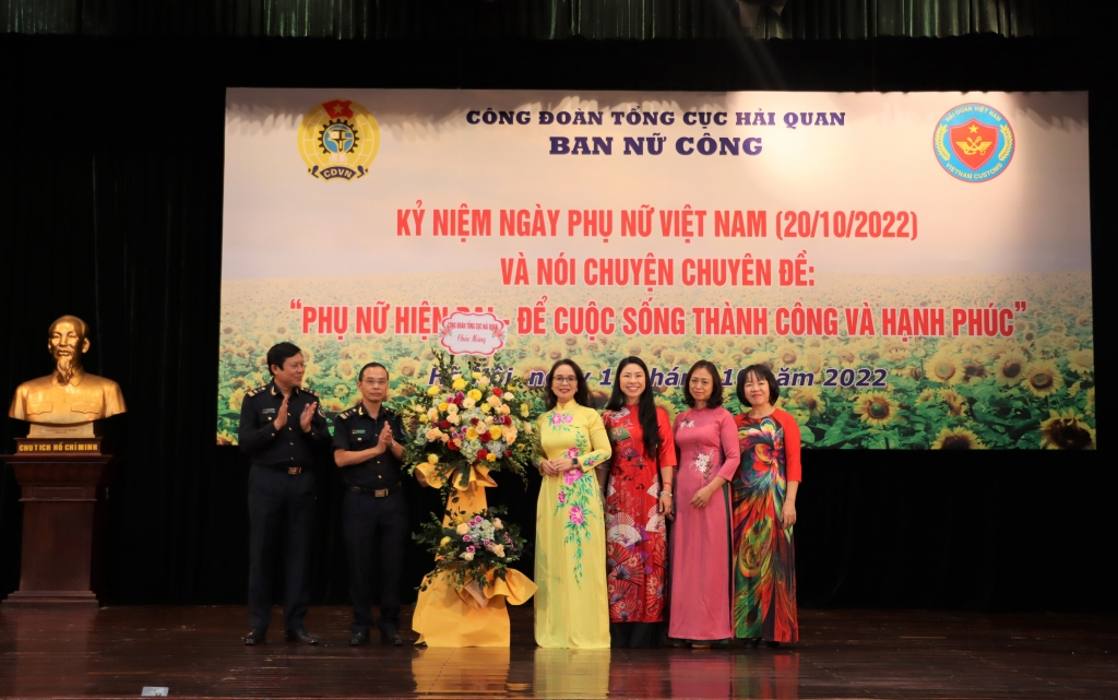 Nữ công chức Hải quan nghe nói chuyện chuyên đề “Phụ nữ hiện đại - để cuộc sống thành công và hạnh phúc”