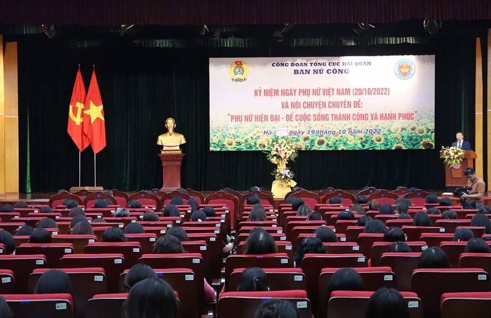 Nữ công chức Hải quan nghe nói chuyện chuyên đề “Phụ nữ hiện đại - để cuộc sống thành công và hạnh phúc”