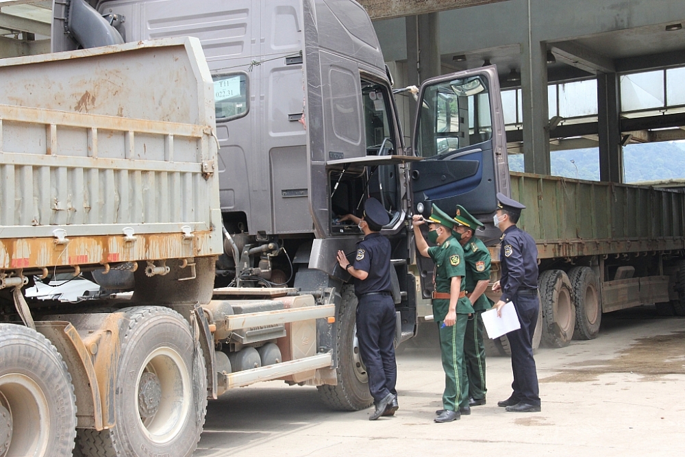 Lực lượng Hải quan- Biên phòng Cầu Treo (Hà Tĩnh) phối hợp kiểm tra phương tiện vận tải nhập cảnh. Ảnh: H.Nụ