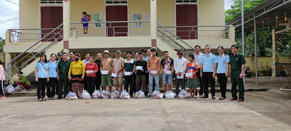 Công đoàn, Đoàn Thanh niên, Ban Nữ công và Hội Cựu chiến binh Cục trao quà và tiền mặt tại bản Ka Túp, Lao Bảo, Hướng Hóa.