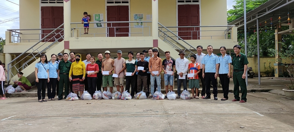 Công đoàn, Đoàn Thanh niên, Ban Nữ công và Hội Cựu chiến binh Cục trao quà và tiền mặt tại bản Ka Túp, Lao Bảo, Hướng Hóa. Công đoàn, Đoàn Thanh niên, Ban Nữ công và Hội Cựu chiến binh Cục trao quà và tiền mặt tại bản Ka Túp, Lao Bảo, Hướng Hóa.