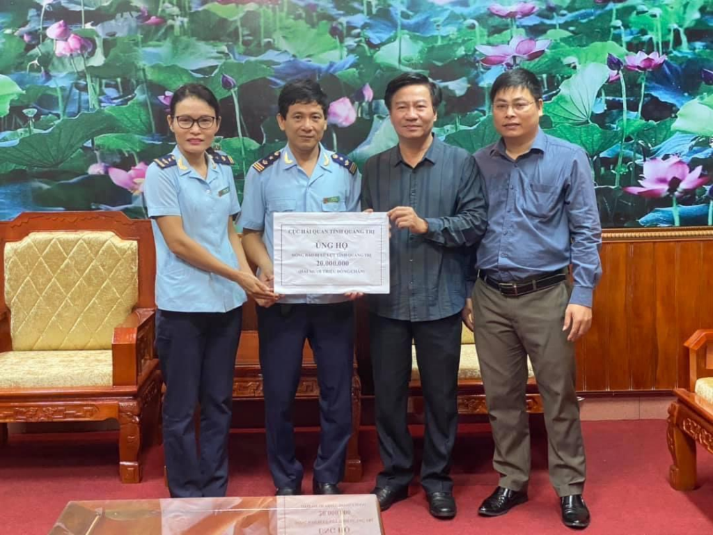 Hải quan Quảng Trị chung tay ủng hộ đồng bào khắc phục hậu quả bão lụt Hải quan Quảng Trị chung tay ủng hộ đồng bào khắc phục hậu quả bão lụt