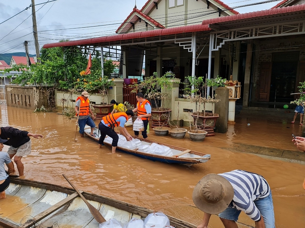 Hải quan Quảng Trị chung tay ủng hộ đồng bào khắc phục hậu quả bão lụt
