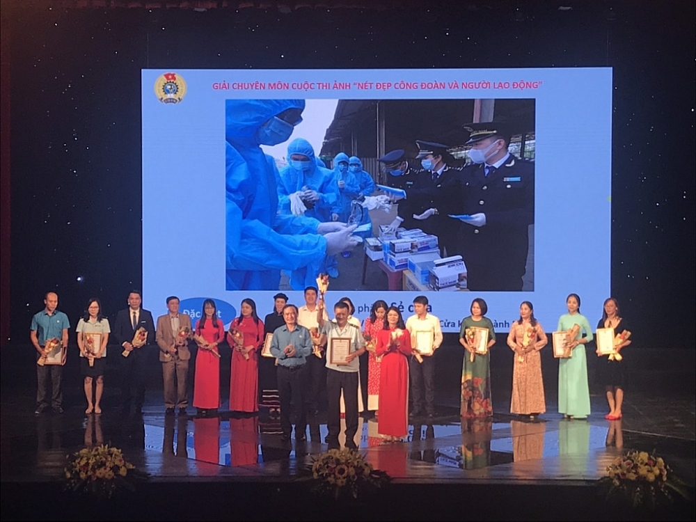 Đ/c Mạc Văn Thành- Chủ tịch CĐ CSTV Hải quan cửa khẩu Hoành Mô nhận giải đặc biệt.