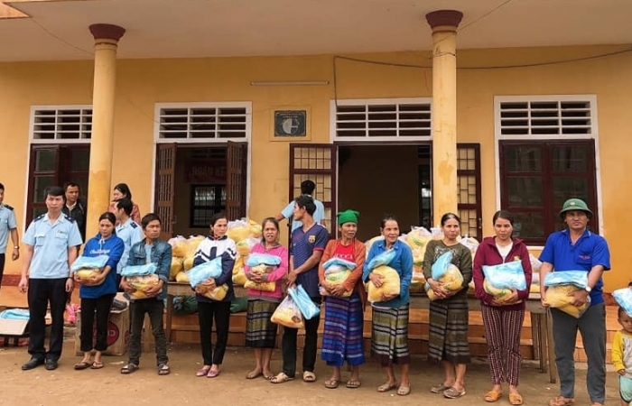 Thanh niên Hải quan Quảng Trị tiếp tục thăm hỏi, trao quà cho người dân vùng lũ