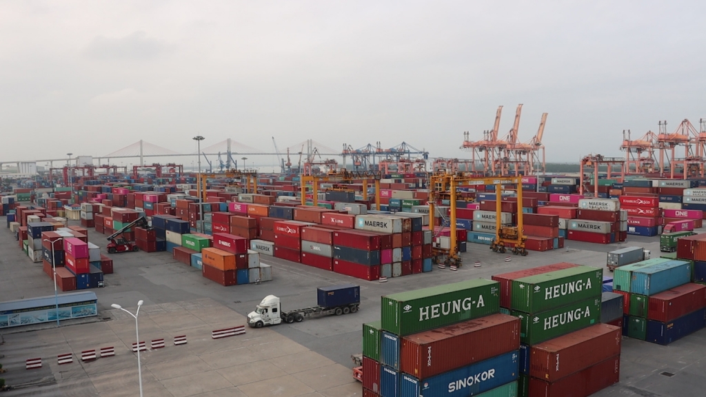 Hoạt động XNK tại cảng Tân Vũ, Hải Phòng. Ảnh: Thái Bình