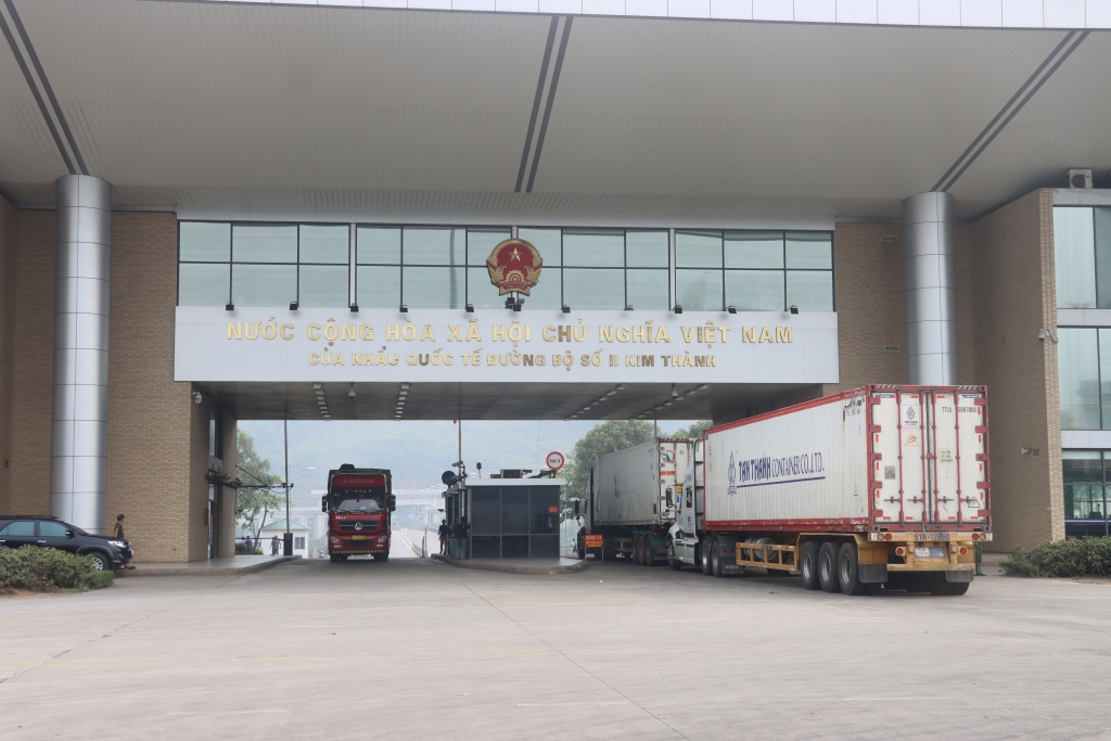 Hoạt động XNK hàng hóa tại cửa khẩu Kim Thành, Lào Cai. Ảnh: Thái Bình