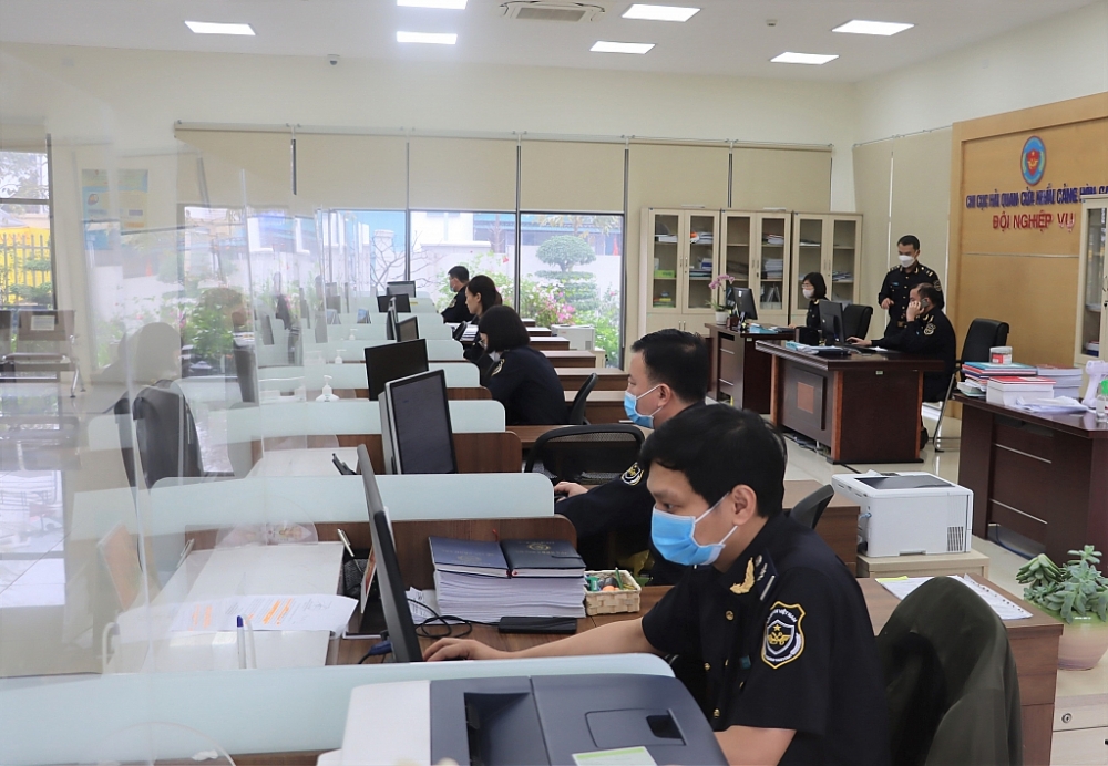 Hoạt động nghiệp vụ tại Chi cục Hải quan cửa khẩu cảng Hòn Gai, Cục Hải quan Quảng Ninh. Ảnh: Quang Hùng