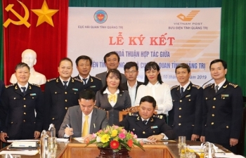 Hải quan Quảng Trị ký kết thỏa thuận hợp tác triển khai dịch vụ bưu chính công ích