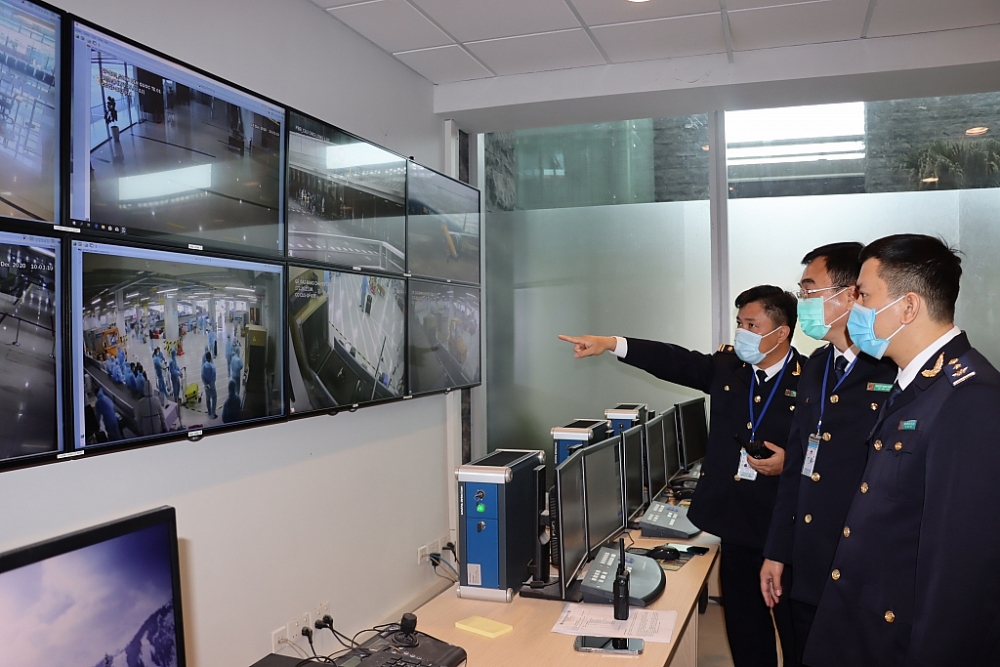 Lãnh đạo chi cục và công chức Hải quan thực hiện giám sát các hoạt động soi chiếu để kịp thời chỉ đạo để xử lý nghiêm hành vi vi phạm thông qua hế thống camera Ảnh; Q.H Lãnh đạo chi cục và công chức Hải quan thực hiện giám sát các hoạt động soi chiếu để kịp thời chỉ đạo để xử lý nghiêm hành vi vi phạm thông qua hế thống camera Ảnh; Q.H