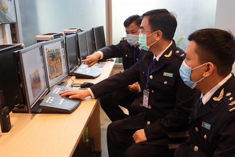 Hình ảnh công chức Hải quan sân bay Vân Đồn làm thủ tục giải cứu công dân trở về từ vùng dịch Hình ảnh công chức Hải quan Vân Đồn làm thủ tục công dân trở về từ vùng dịch
