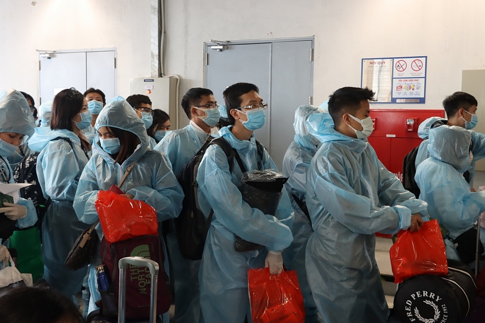 Hình ảnh công chức Hải quan sân bay Vân Đồn làm thủ tục giải cứu công dân trở về từ vùng dịch Hình ảnh công chức Hải quan Vân Đồn làm thủ tục công dân trở về từ vùng dịch