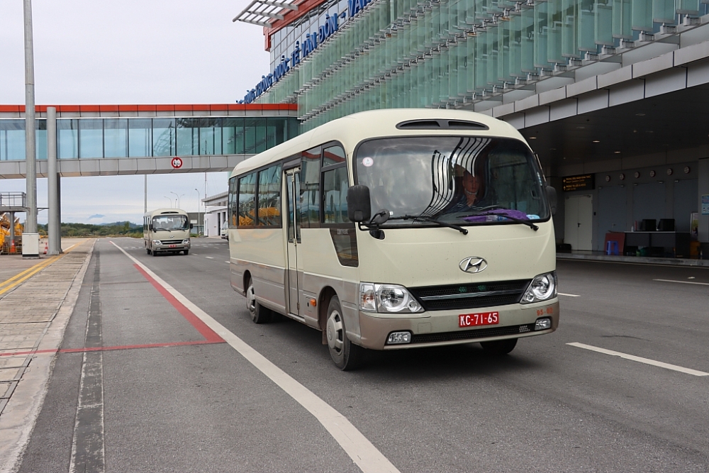 Hình ảnh công chức Hải quan sân bay Vân Đồn làm thủ tục giải cứu công dân trở về từ vùng dịch Hình ảnh công chức Hải quan Vân Đồn làm thủ tục công dân trở về từ vùng dịch